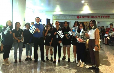 שגריר ישראל בויטנאם נדב אשחר עם חלק מהסטודנטים בשדה התעופה בהאנוי 